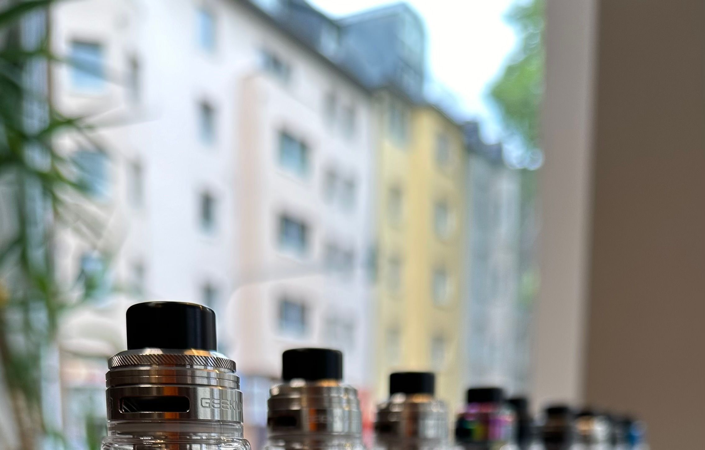 elfbar elfa master akku Ich dachte immer, bei mir kann nichts anbrennen.“ 💬 Das war der Gedanke  von Marco, bis er nachts den Anruf bekam, den kein Shop-Besitzer will. Ein  defekter Akku in einer neuen Lieferung